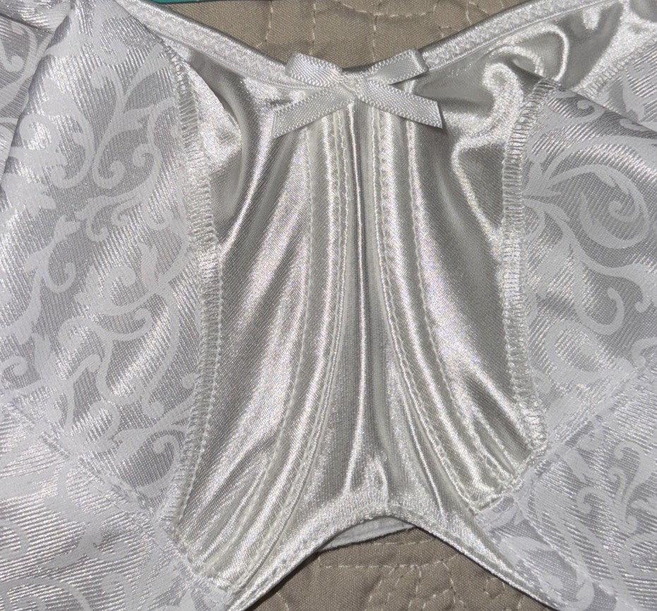 NWT Womens White Bali Minimizer Breathable Back Unlined Underwire Bra Size 42C