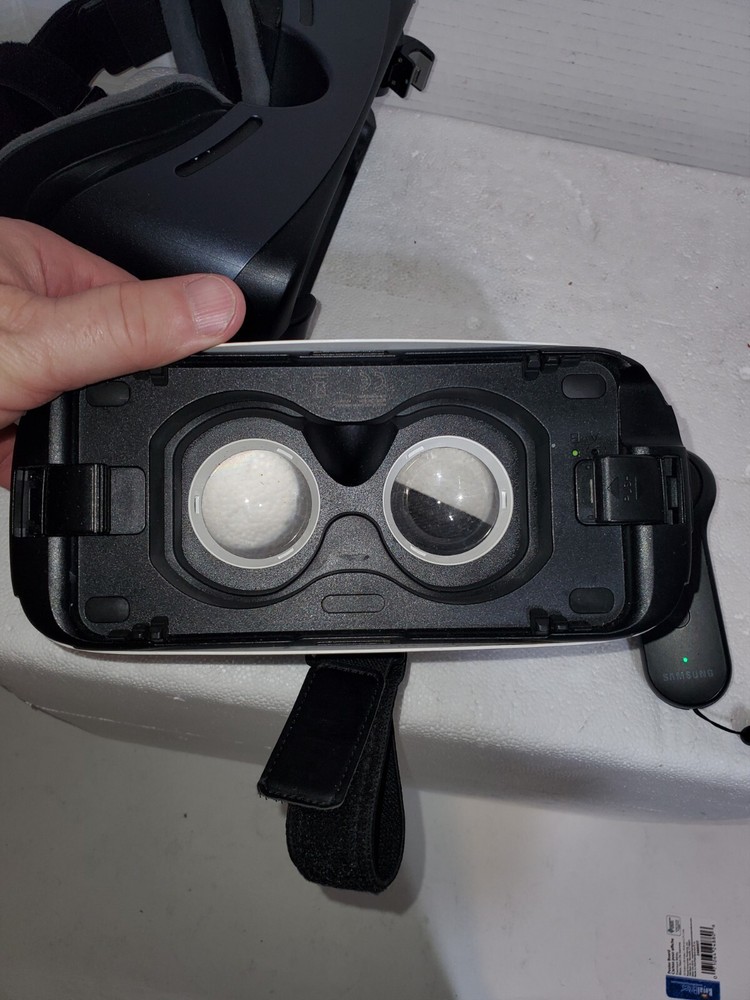 Lot of 2 Samsung Gear VR Black with Controller, White No Controller Untested