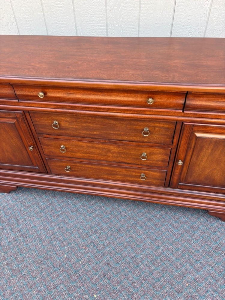 67655 Elegant Mahogany Sideboard with Drawers and Cabinets