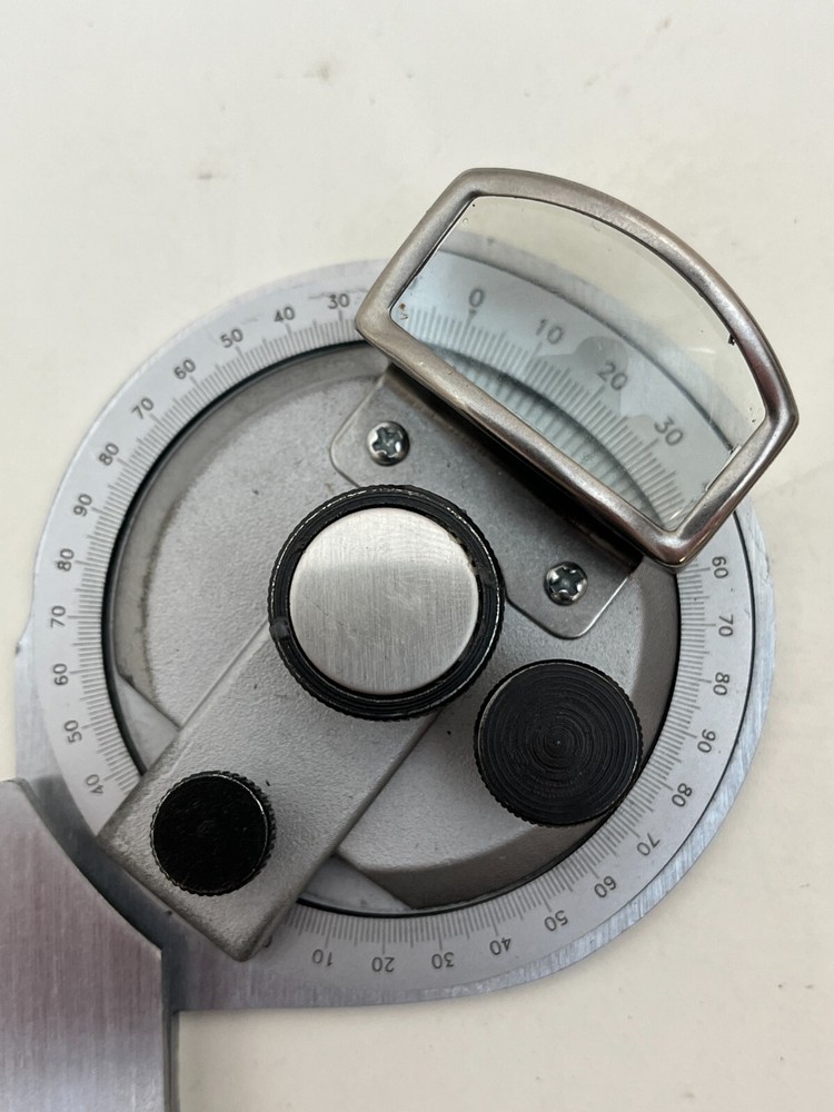 Universal bevel protractor with Magnifier