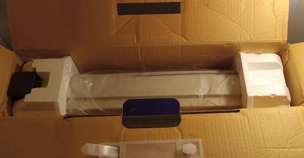 VISIONEER 3300 FLATBED SCANNER - NEW IN BOX - PARALLEL PORT, COMPLETE.