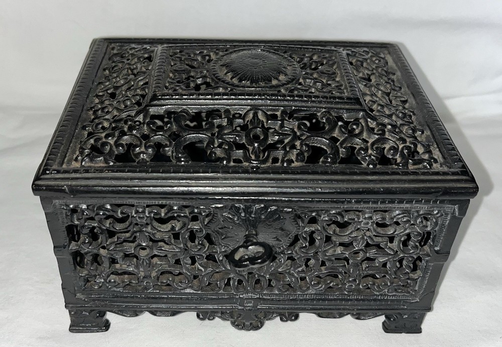 VINTAGE DECORATIVE RUSSIAN SOVIET KASLI CAST IRON BOX WITH KEY PLEASE READ