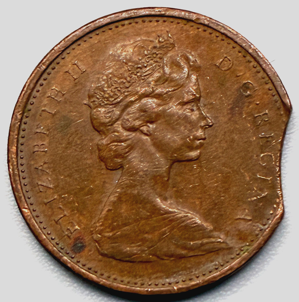 Canada / 1 Cent / 1977 Curved Clip Mint Error / KM#59.1 / (03-1364)