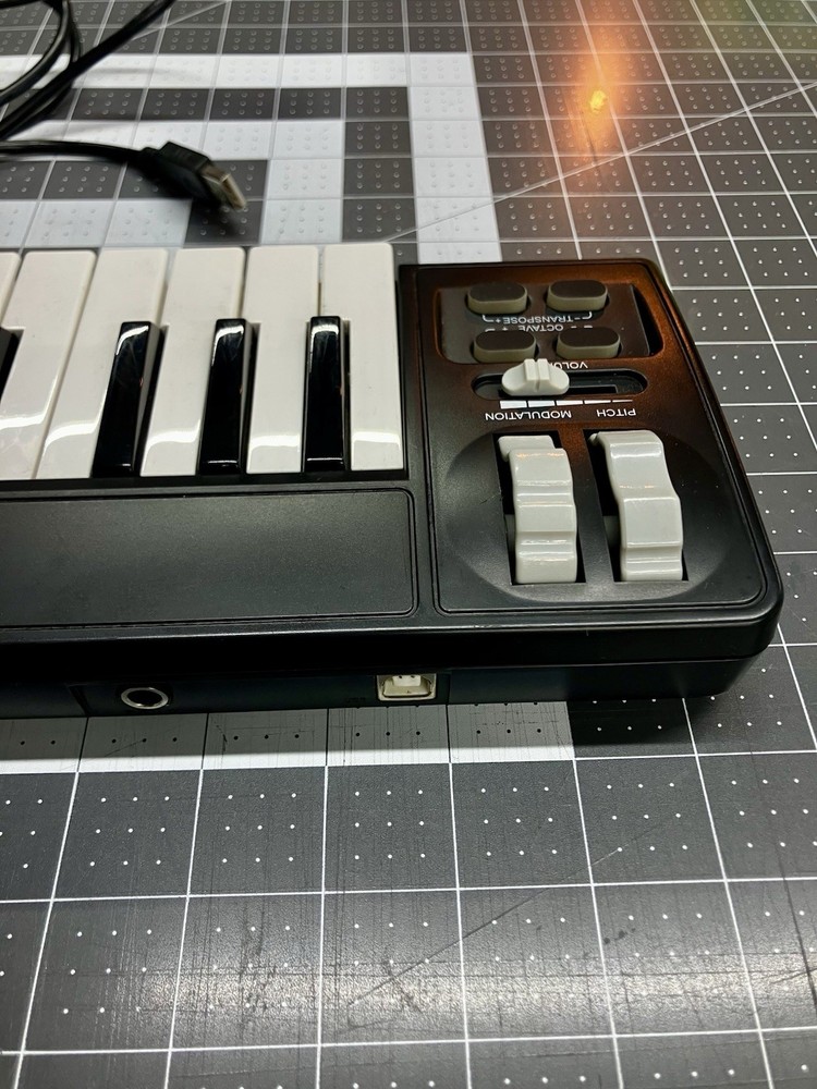 MIDIPlUS AKM320 USB MIDI Keyboard Controller 18"Long Used Tested Working