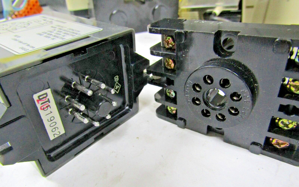 ✌ NEW OMRON 100 VAC 0-2.0 SECONDS SOLID STATE TIMER TYPE DTS-100VAC WITH BASE.