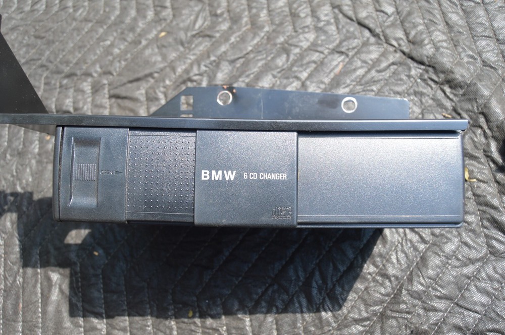 BMW E36 6CD CHANGER 82111468014 MODEL NO. TR1003 WITH BRACKET