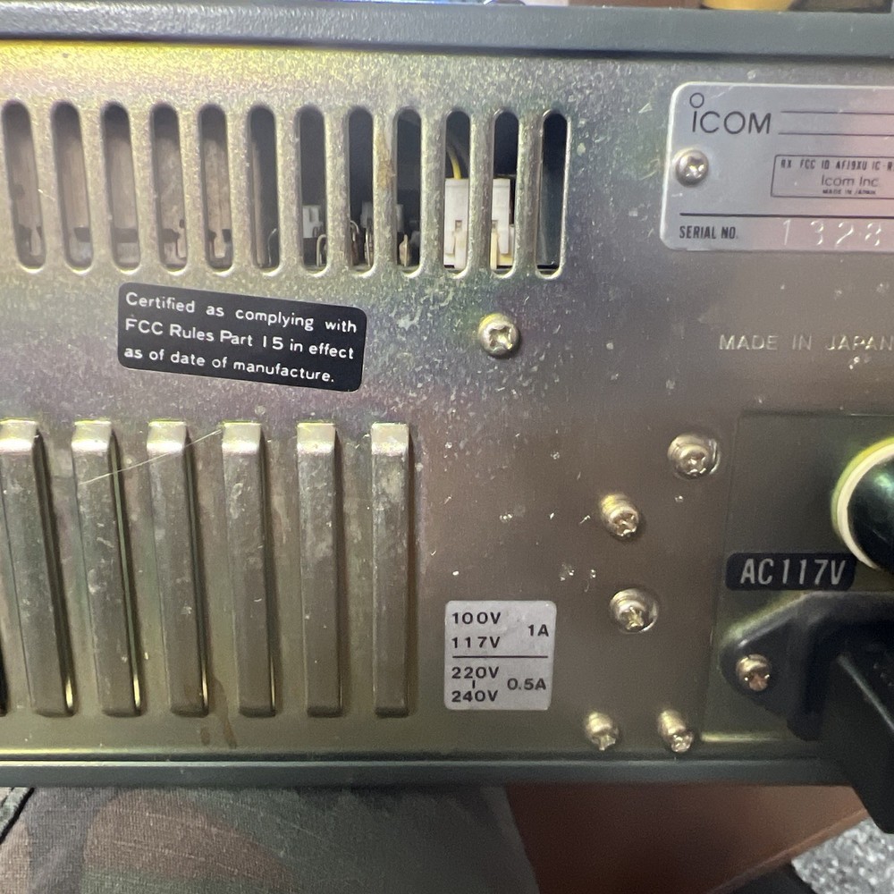 Icom IC-R7000 Communications Receiver Serial#13283 Powers On