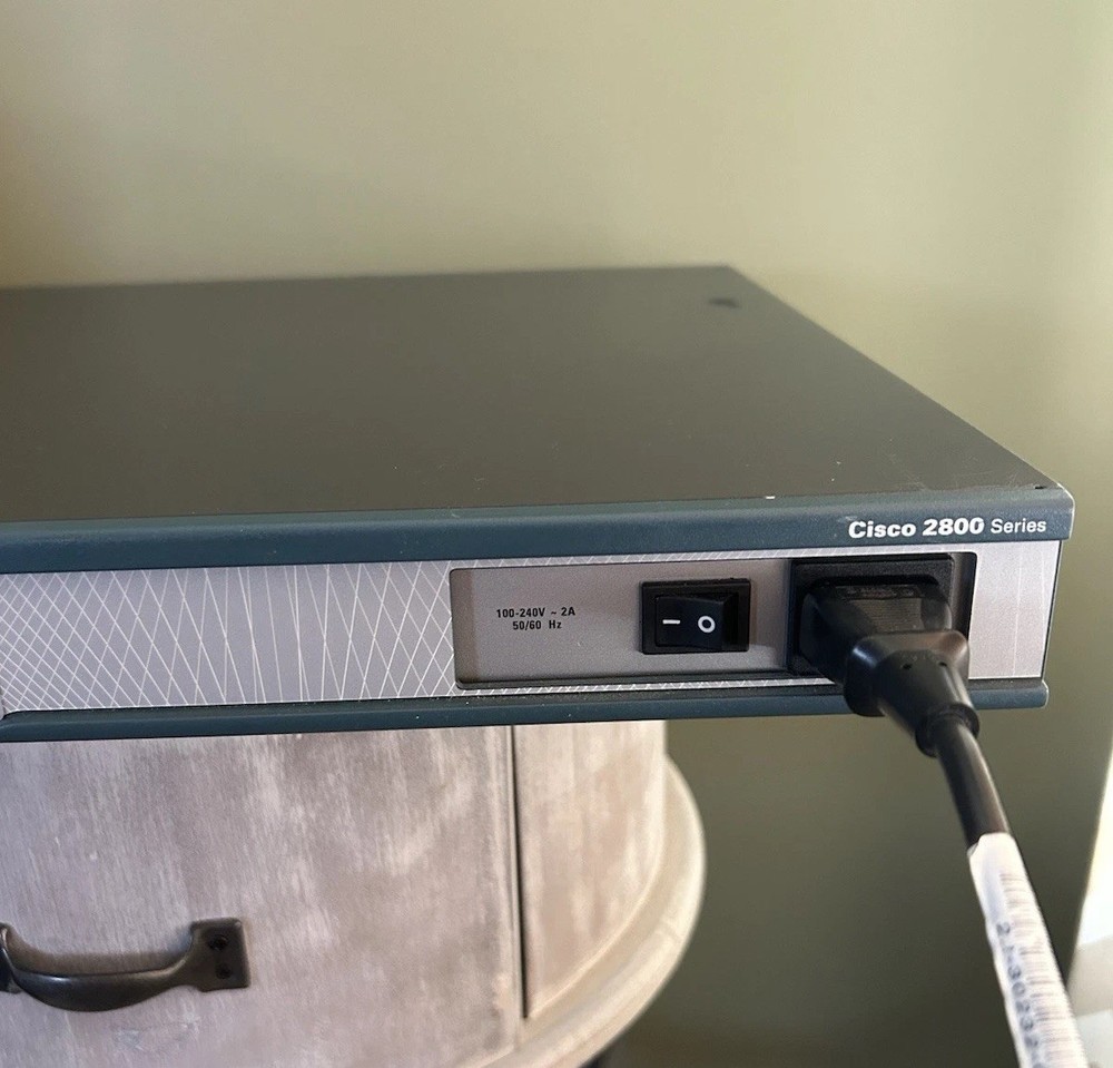 Cisco 2811 Router. READ DESCRIPTION…