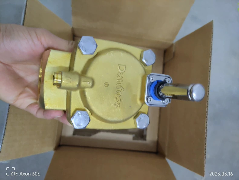 ONE NEW DANFOSS 032U7150 Solenoid Valve