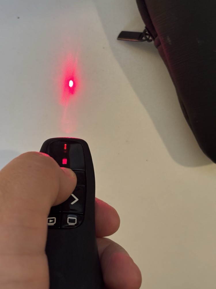 Logitech R400 Wireless Presenter with A Laser Pointer. Tested and Working