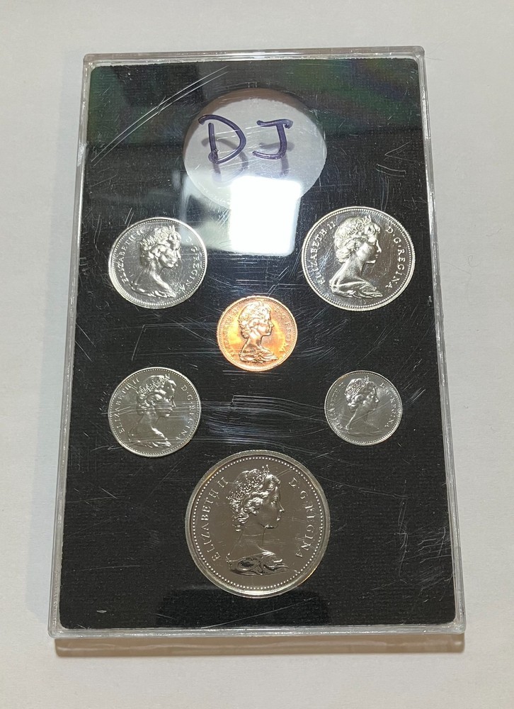 1975 Canada RCM Specimen set. Missing silver dollar.