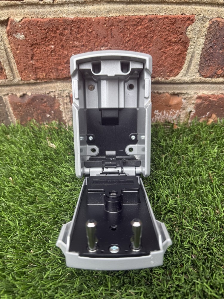 Master Lock 5441D Bluetooth Wall Mount Key Lock Box Electronic USED