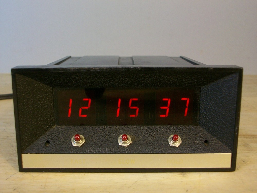 ESE ES-172CMA - Console Mount Clock - from Harris Medalist 12 mixing console