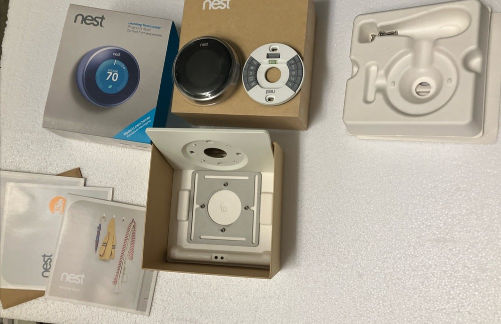 Nest Learning Programmable Thermostat Silver In Excellent Condition Works Great