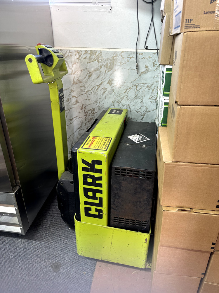 Clark WP40 Pallet Jack, No batteries