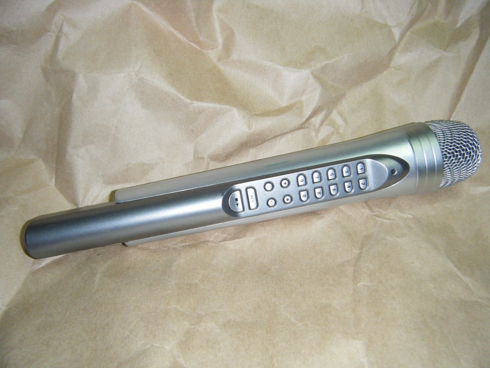 silver 900s wireless microphone