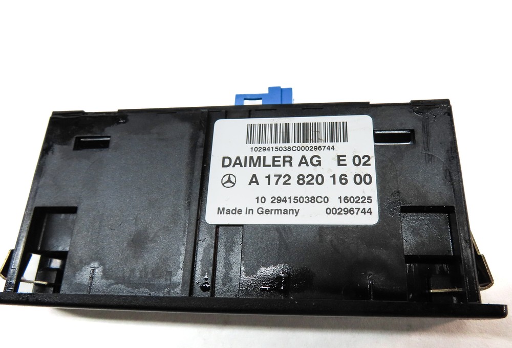 2016 MERCEDES GLA250 (X156) USB PLUG IN PANEL