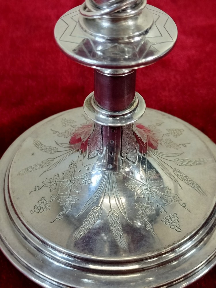 ANTIQUE SILVER CUP. CHISED SILVER. SPAIN. 19TH-20TH CENTURIES.