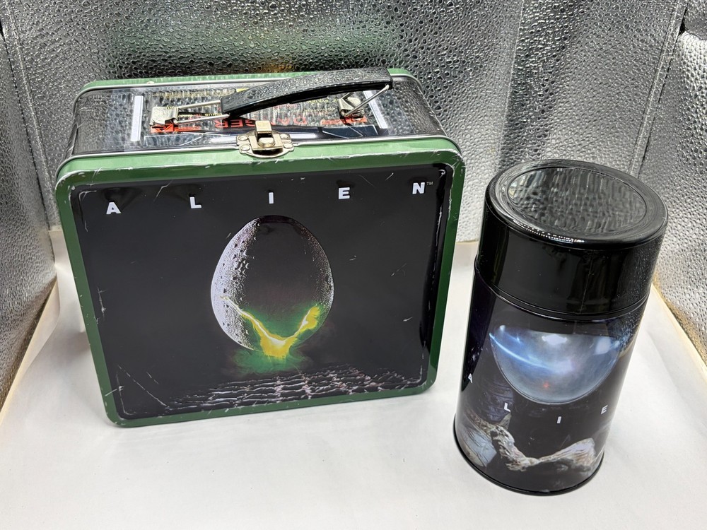 Diamond Select Toys Alien Egg Distressed Lunch Box with Thermos