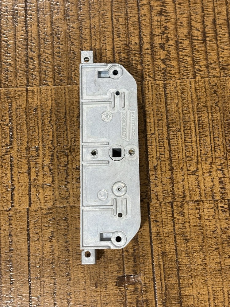 Passive panel lock for a 4-Panel sliding door