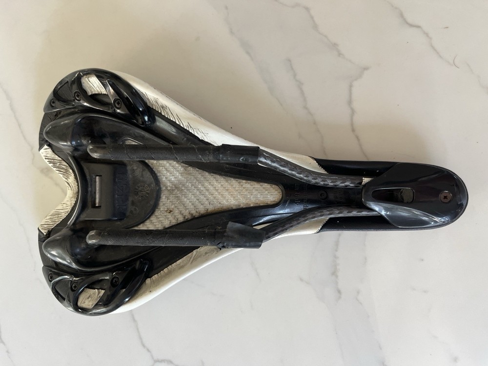 Fizik Alienate V5 Carbon Road Saddle - Black -