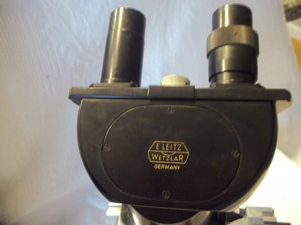 ERNST LEITZ WETZLAR Binocular Microscope W/ 4 Objectives / Case /Light 583144
