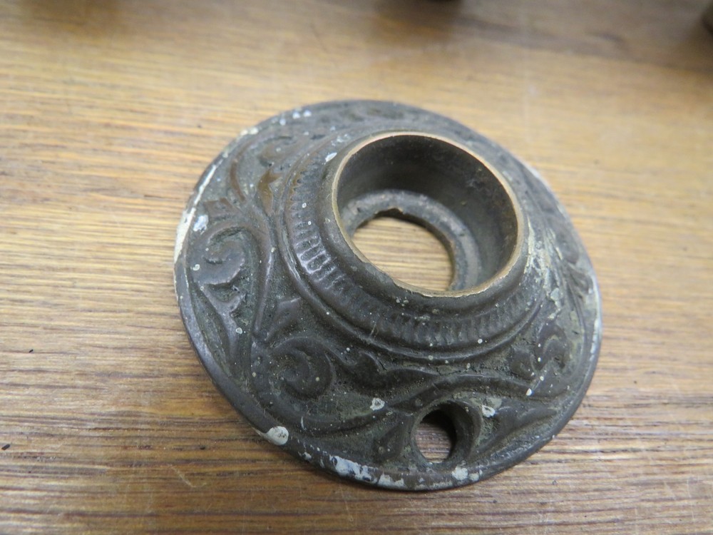 3 OLDDOOR KNOBS & ESCUTCHEON