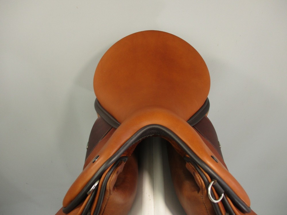 WOW Competitor Dressage Saddle Size 2/18" M