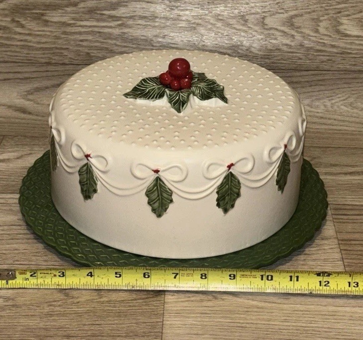 Holly Berry Vanilla Cake Stand