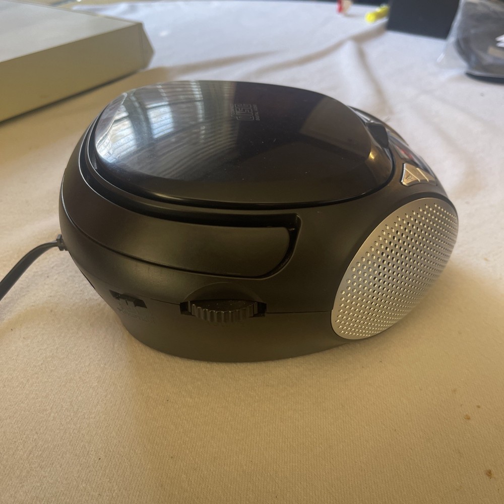 Magnavox CD Player MD6924. Black, Small Table Top