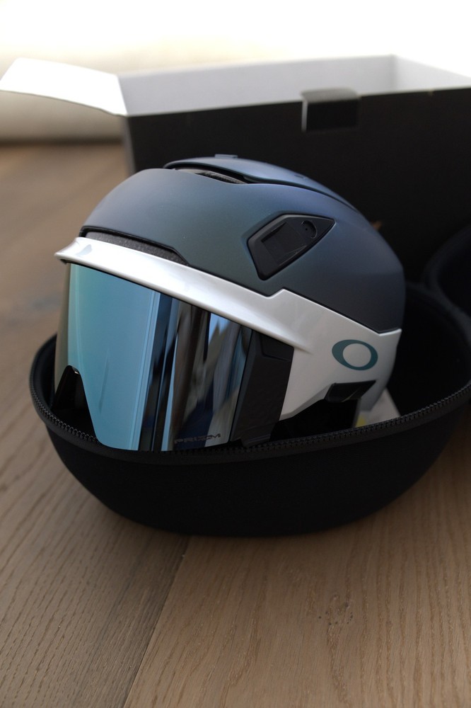 Oakley Mod 7 MIPS Medium Snow Helmet Pacific Colorway