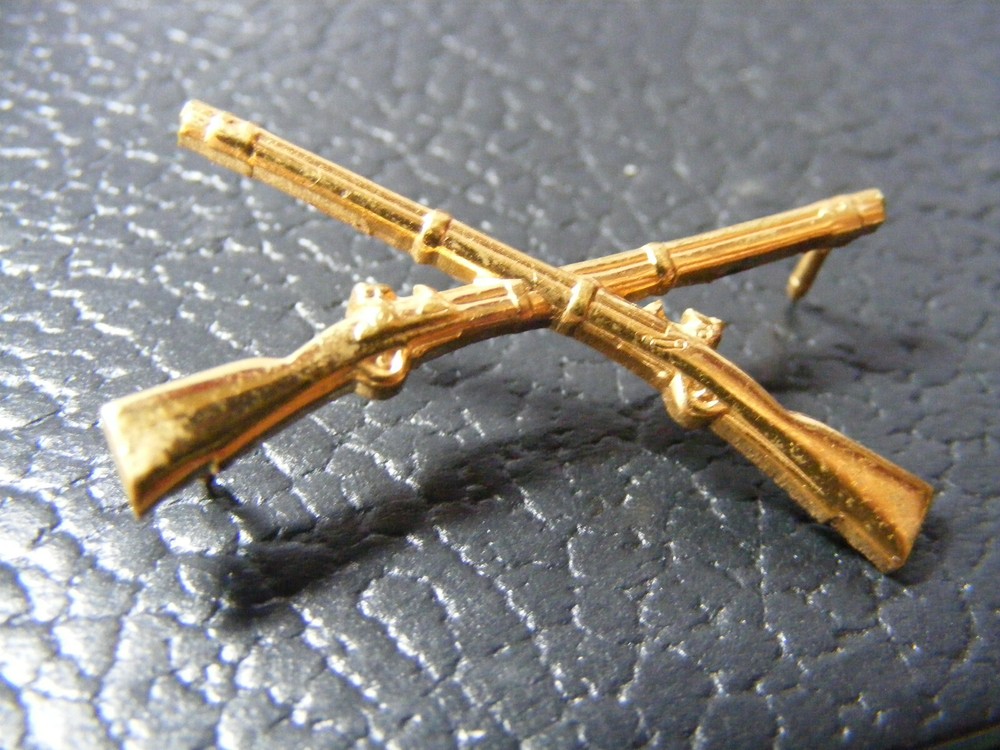 WW2 infantry officers collar pin      b