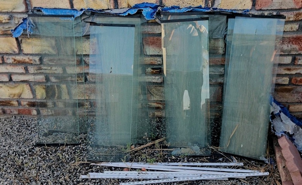 12 glass shelve display in good condition includes hardware support