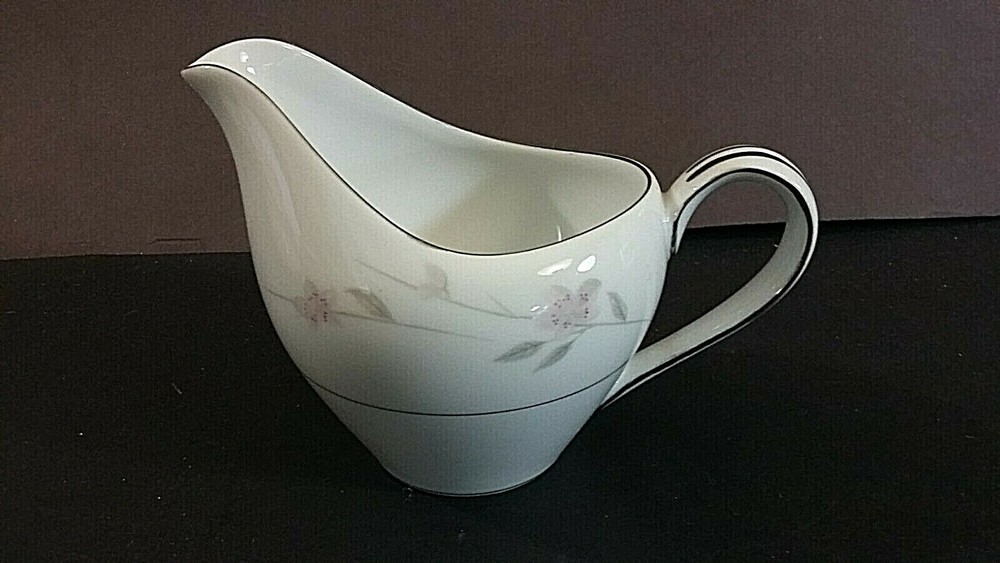 Mikasa Richmond 3 3/4" Creamer