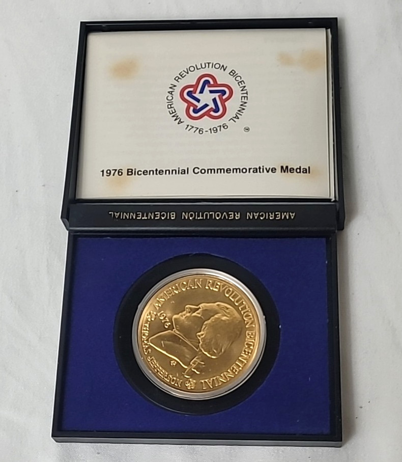1976 Thomas Jefferson Bicentennial Commemorative Medal w. Display Case & Papers