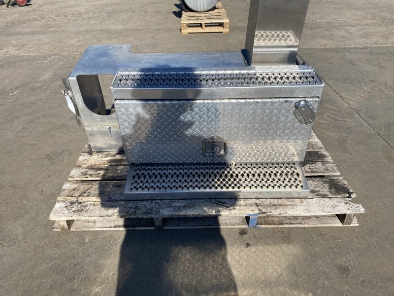 2010 Peterbilt 388 Tool Box (693-10261)