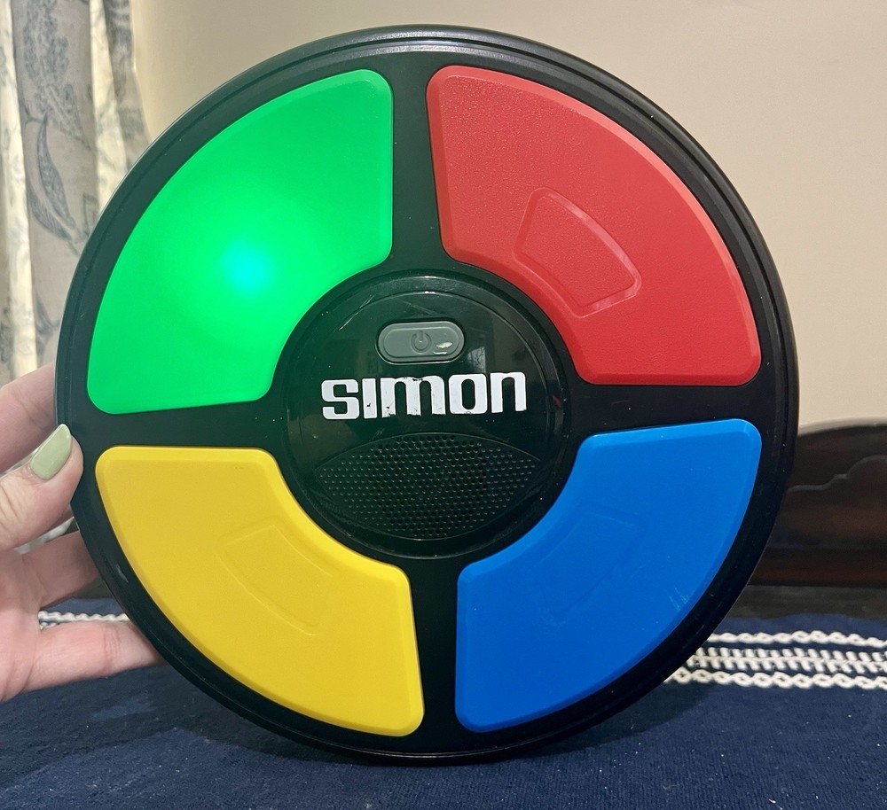 Hasbro 2015 Simon Says Handheld Electronic Memory Game Light Up Tested & Working