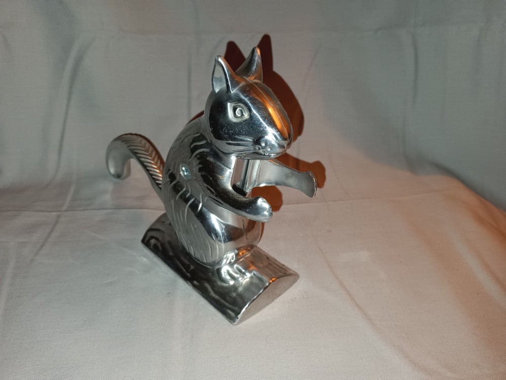 SQUIRREL ON LOG NUTCRACKER Cast Aluminum Squirrel Nutcracker Tall 6" Mechanical