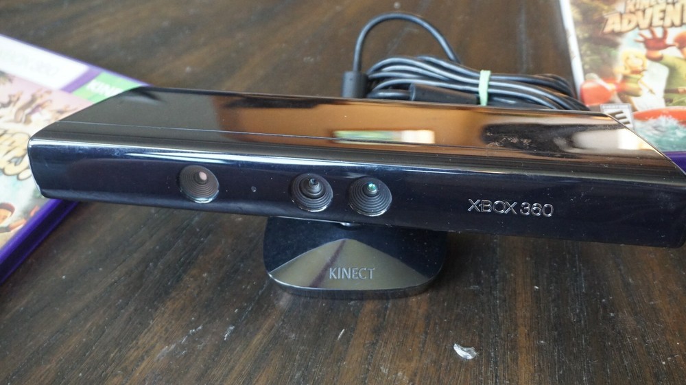 Xbox 360 Kinect Camera - Comes with 2 kinect adventures games 