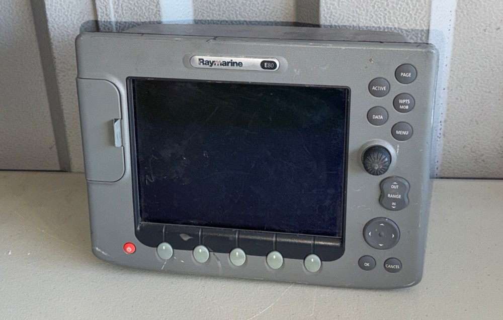 Raymarine E80 GPS/Chart-plotter/Fishfinder/Radar