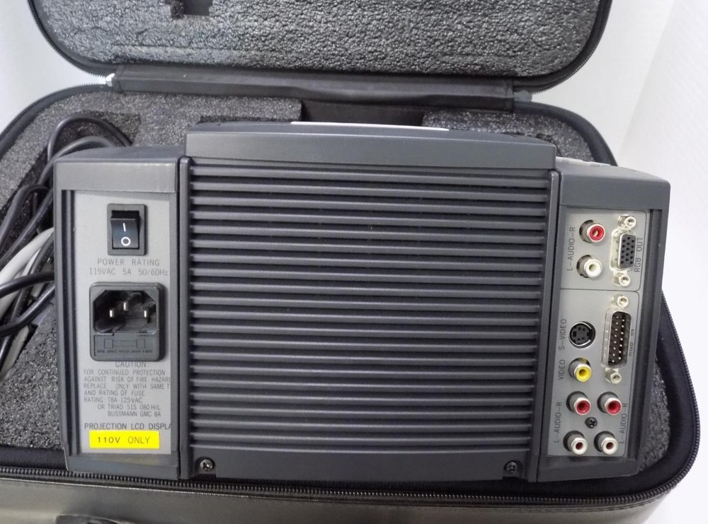 Lightware Viewpoint 100 LCD Projector w Case & Logitech R-RB5 Presenter