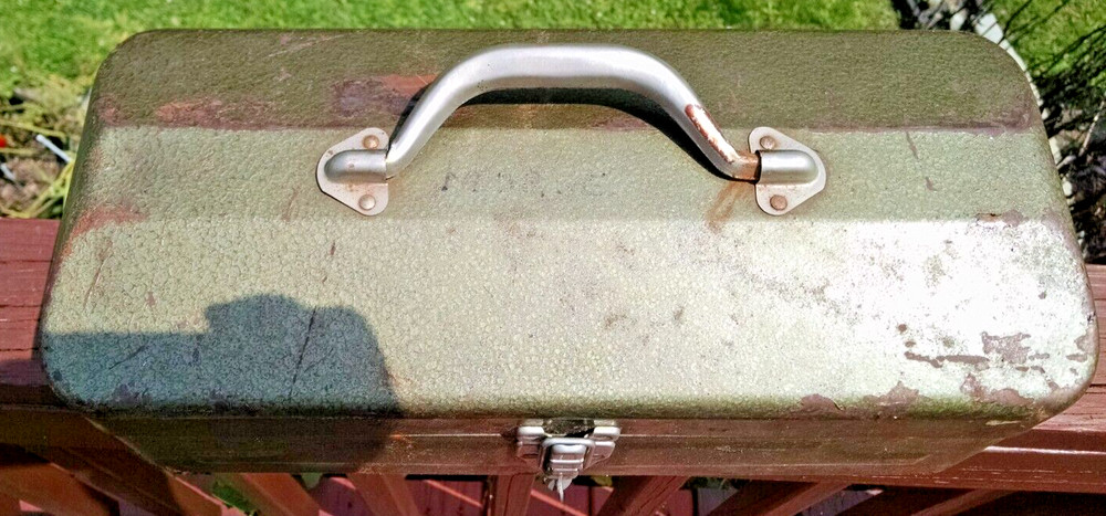 TACKLE BOX METAL VINTAGE UNMARKD TOOL STORAGE MONEY HINGED LOCKABLE LATCH HANDLE