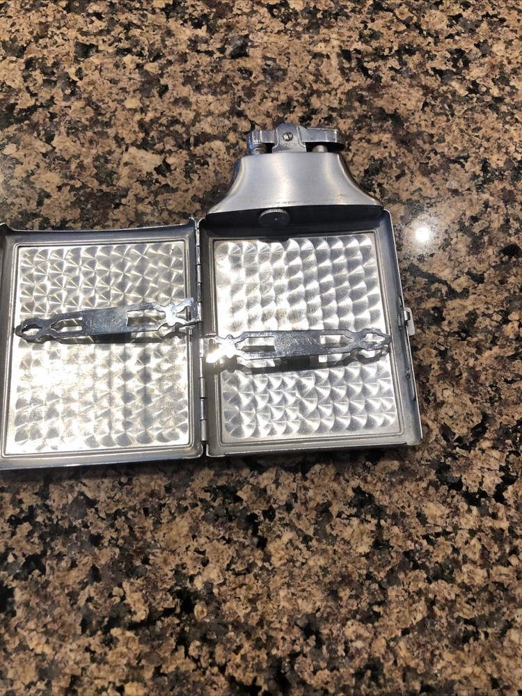 RONSON CIGARETTE CASE WITH BUILT IN LIGHTER SILVERTONE 4X2.5"