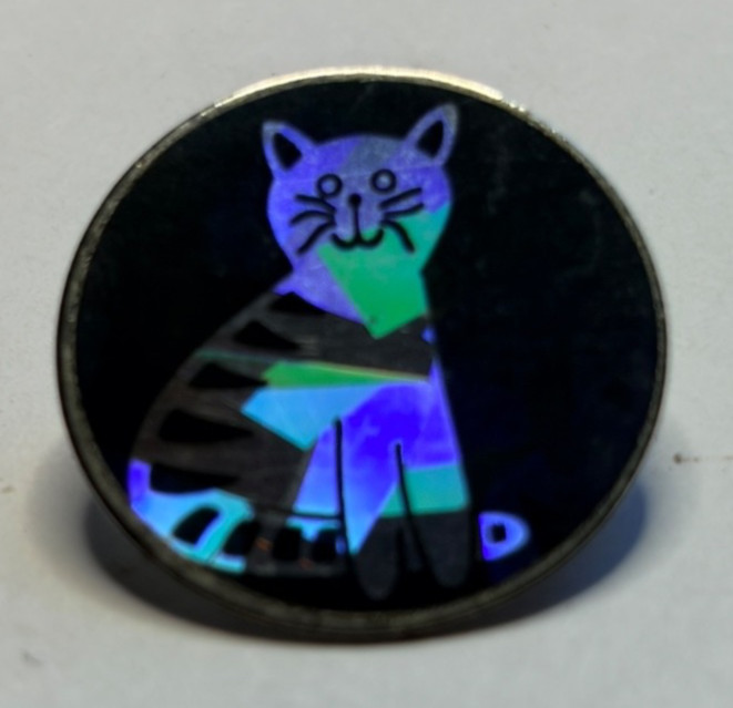 CAT BADGE (CHANGES COLOUR AS YOU MOVE) ENAMEL PIN BADGE