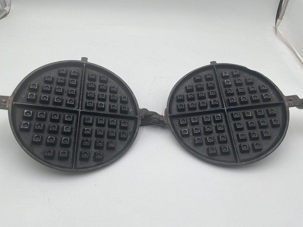 FANNER MFG CO. CRESCENT CAST IRON LOW BASE WAFFLE MAKER #8 Rare Hinge