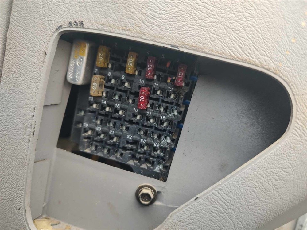 TGMC1500  1998 Fuse Box Cabin 6499