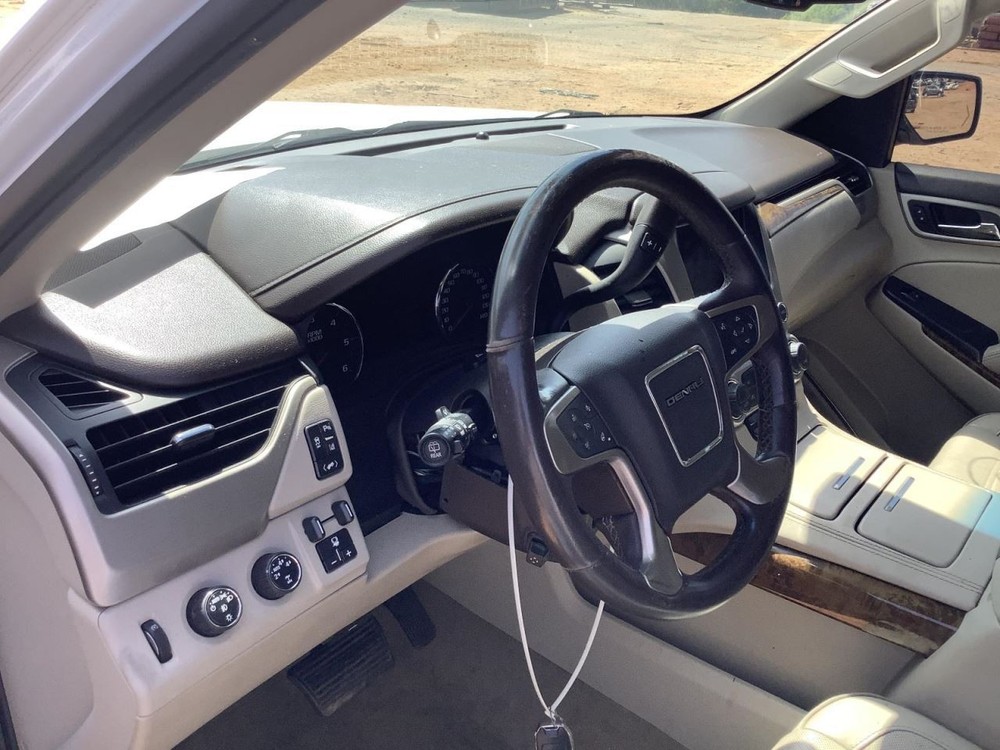 YUKON 2015 Glove Box 4686084