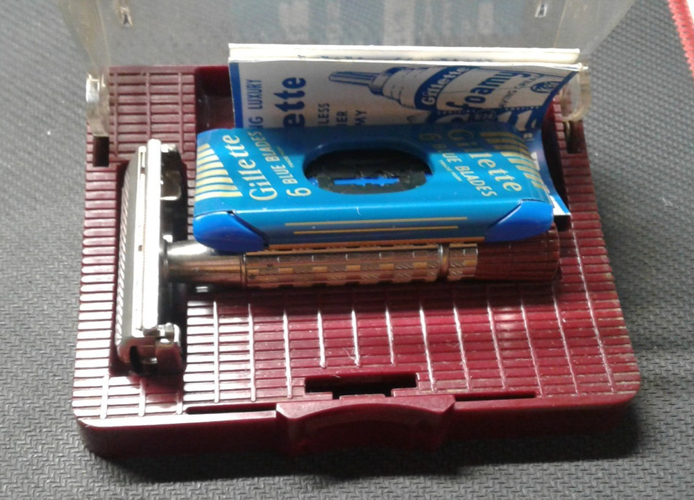 Gillette Red Tip Razor, B 4 Date Code, nice