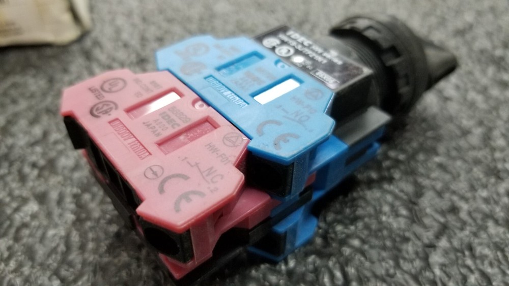 IDEC HW1S-3JTF21N1 NOS 3 Position Selector Switch