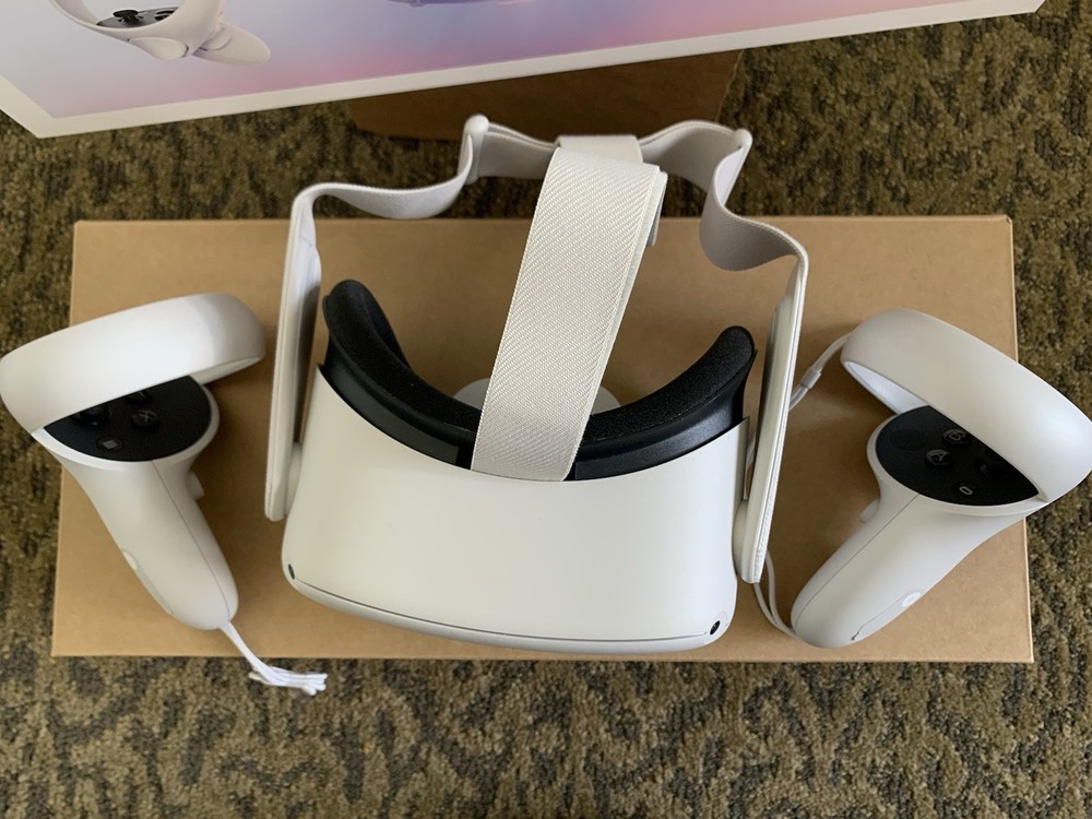 OCULUS QUEST 2 VR HEADSET 64GB **MINT CONDITION**